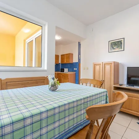Stunning In Apartamento Sveti Filip i Jakov